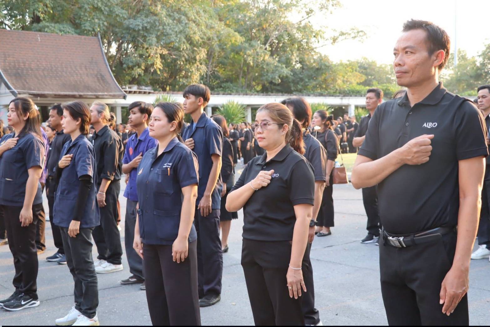 title - ผู้อำนวยการศูนย์ส่งเสริมและพัฒนาอาชีพเสริมนอกภาคการเกษตร ร่วมกิจกรรมแสดงความอาลัยและแสดงความจงรักภักดีสมเด็จพระนางเจ้าสิริกิต์ พระบรมราชินีนาถ พระบรมราชชนนีพันปีหลวง โครงการหนึ่งความดี ล้านความรัก ภูมิใจพรรคพระพันปีหลวง ณ ศาลาพระมิ่งขวัญ ศูนย์ส่งเสริมและพัฒนาอาชีพเสริมนอกภาคการเกษตร (ศูนย์ศิลปาชีพบางไทรฯ (เดิม))